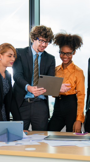 Profissional analisando relatórios operacionais em mesa de trabalho