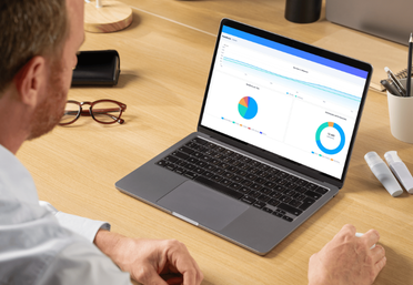 Dashboard interativo em laptop ou navegador